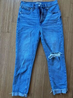 Madewell Distressed Boyfriend Jeans in Medium Blue!